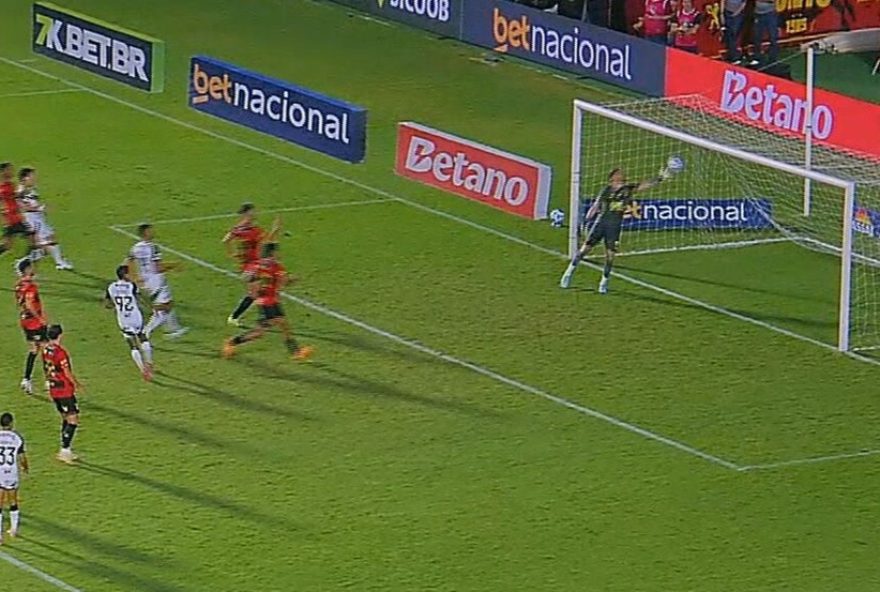 goleiro-do-sport-leva-frangaco-em-gol-de-falta-de-hulk3A-veja-o-lance-decisivo