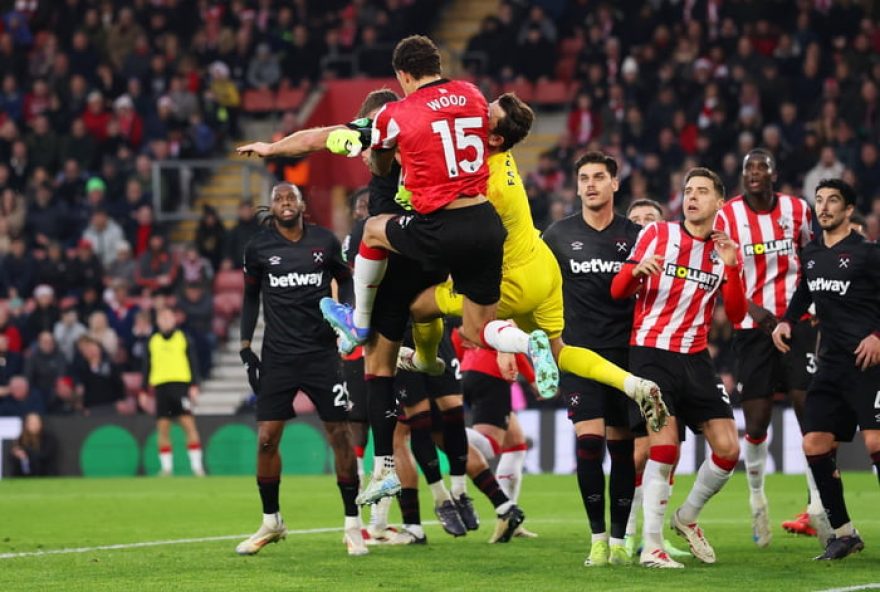 goleiro-do-west-ham-e-retirado-de-maca-apos-pancada-na-cabeca3A-susto-em-jogo-da-premier-league