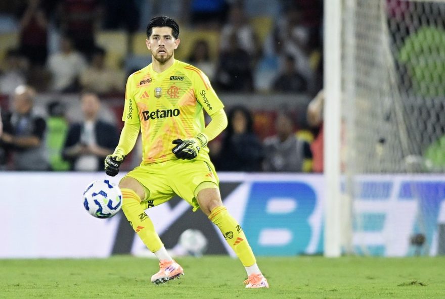 goleiro-rossi-se-posiciona-apos-derrota-do-flamengo3A-22assumo-responsabilidade-e-foco-na-lideranca-do-brasileirao22 RJ - RIO DE JANEIRO - 19/11/2025 - BRASILEIRO A 2025, FLUMINENSE X FLAMENGO - Rossi jogador do Flamengo durante partida contra o Fluminense no estadio Maracana pelo campeonato Brasileiro A 2025. Foto: Alexandre Loureiro/AGIF