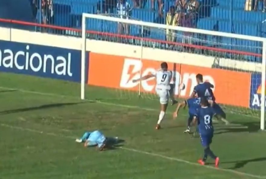 goleiro-sofre-concussao-em-jogo-do-campeonato-carioca3A-polemica2C-vitoria-e-lideranca-alcancada