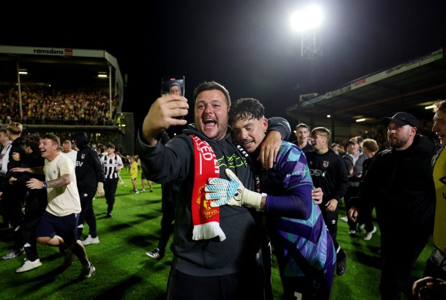 goleiro-torcedor-do-de-brinca-apos-eliminar-manchester-united-na-copa-da-liga-inglesa3A-22estou-um-pouco-furioso22