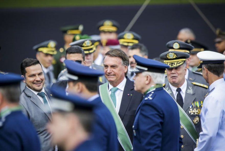 golpe-dentro-do-golpe3A-bolsonaro-podera-culpar-militares2C-sugere-advogado