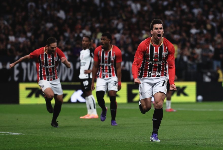 gonzalo-tapia-marca-gol-no-classico-e-lamenta-derrota-do-sao-paulo3A-22nao-acho-que-o-adversario-foi-melhor22 SP - SAO PAULO - 20/11/2025 - BRASILEIRO A 2025, CORINTHIANS X SAO PAULO - Tapia jogador do Corinthians comemora seu gol durante partida contra o Sao Paulo no estadio Arena Corinthians pelo campeonato Brasileiro A 2025. Foto: Ettore Chiereguini/AGIF