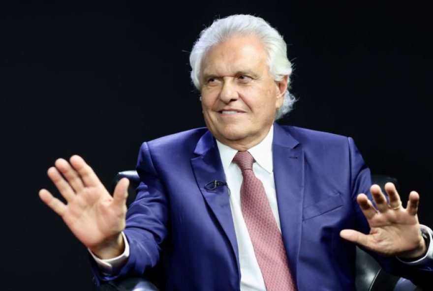 governador-de-goias2C-caiado2C-marca-presenca-em-ato-de-nikolas-na-avenida-paulista O Poder360 entrevista ao vivo quarta-feira (21.jan.2026) o governador de Goiás, Ronaldo Caiado (União Brasil).
Caiado, 75 anos, é filiado ao União Brasil e é médico por formação. Ele está em seu 2° mandato como governador de Goiás. Foi deputado federal e senador, lançou sua pré-candidatura à presidência em abril de 2025, com a segurança pública como uma de suas principais bandeiras. | Sérgio Lima/Poder360 - 21.jan.2026