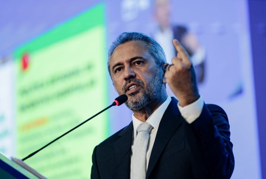 governador-elmano-propoe-programa-para-repatriar-cearenses-falecidos-no-exterior governador-elmano-propoe-programa-para-repatriar-cearenses-falecidos-no-exterior