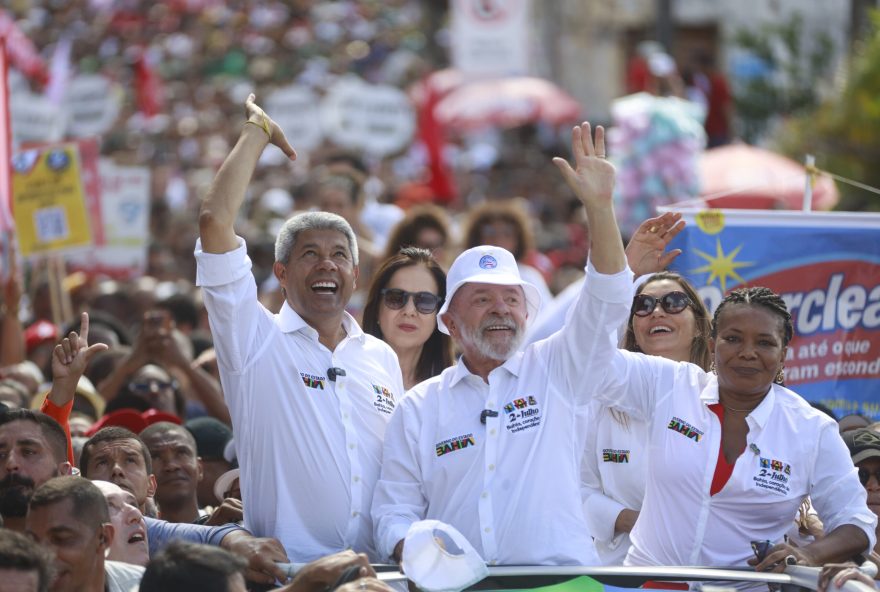 Presidente Lula acompanha cortejo do Dois de Julho pelo quarto ano consecutivo
Data cívica baiana é marco na consolidação da Independência do Brasil
Pelo quarto ano seguido, o presidente Luiz Inácio Lula da Silva fez questão de marcar presença no Dois de Julho, em Salvador, data que celebra os 202 anos da Independência da Bahia. Ao lado do governador Jerônimo Rodrigues, da ministra da Cultura, Margareth Menezes, e do ministro da Casa Civil, Rui Costa, Lula participou do tradicional cortejo cívico, acompanhando o povo baiano em um dos momentos mais simbólicos da nossa história.
Foto:Joa SOUZA/SECOMGOVBA
Data:02/07/2025