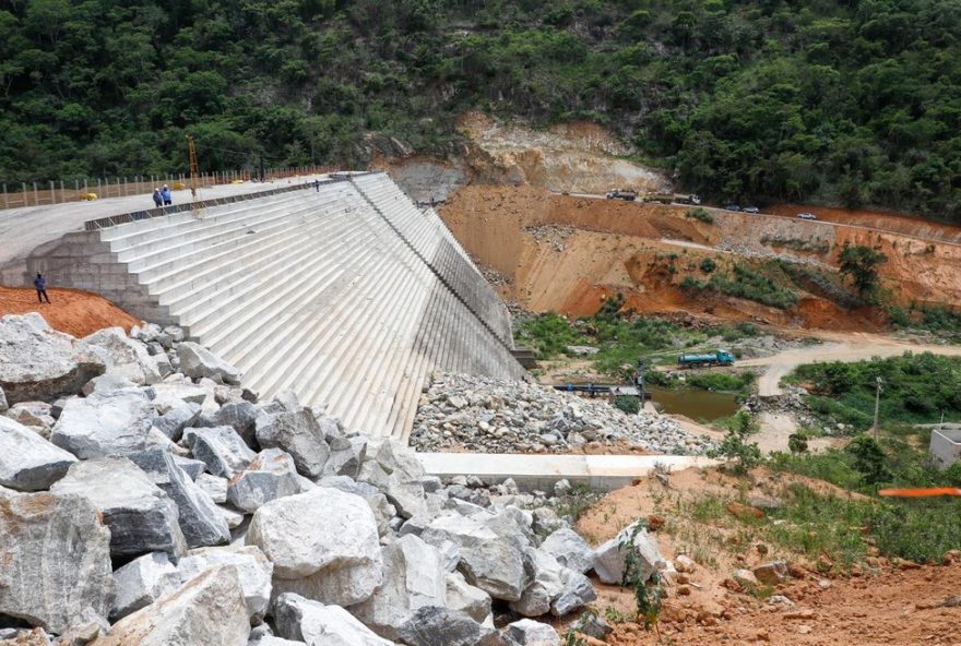 governadora-assina-ordem-de-servico-para-conclusao-da-barragem-de-gatos3A-investimento-de-r24-452C8-milhoes-trara-beneficios-para-138-mil-habitantes