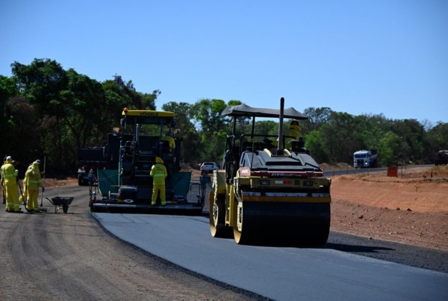 governo-de-goias-inicia-capa-asfaltica-em-obras-da-go-219