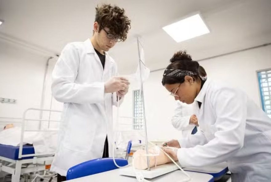 governo-de-sp-amplia-matriculas-no-ensino-tecnico-em-802C725-para-2026-na-baixada-santista