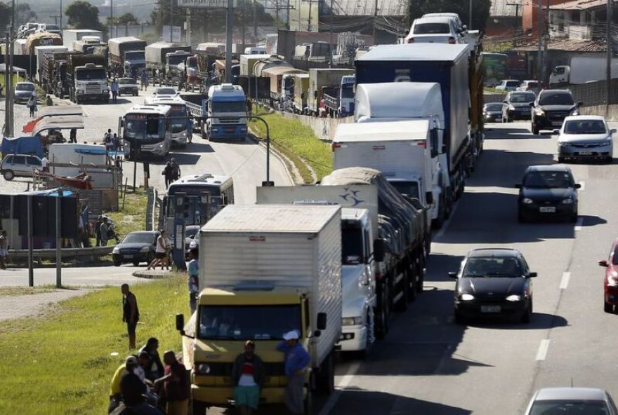 governo-destina-r24-6-bilhoes-para-bndes-criar-linha-de-credito-para-compra-de-caminhoes Caminhoneiros fazem paralização na BR 101, Niterói-Manilha, na altura de Itaboraí, no Rio de Janeiro.