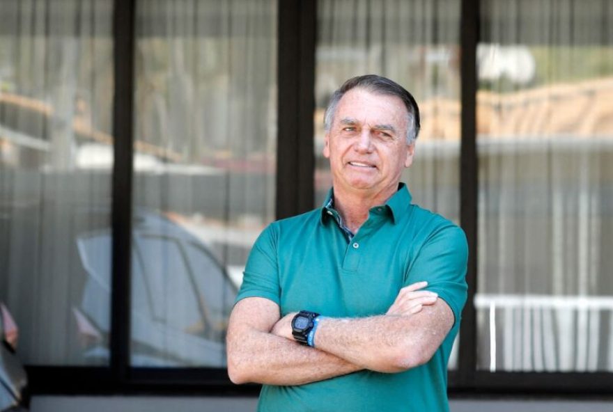 Former Brazilian President Jair Bolsonaro gestures at the garage of his residence in Brasilia on September 11, 2025. A Brazilian judge on September 10 returned the first not-guilty vote in the coup-plotting trial of former president Jair Bolsonaro, shifting all eyes on the last two of his colleagues left to vote following two guilty findings. The 70-year-old far-right ex-leader risks a prison sentence of more than 40 years if found guilty of seeking to claw back power after his defeat in 2022 elections to leftist Luiz Inacio Lula da Silva (Photo by Sergio Lima / AFP)