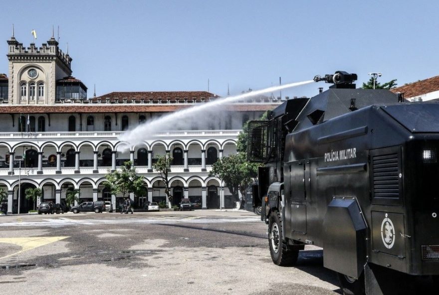 governo-do-parana-planeja-adquirir-veiculo-lancador-de-agua-para-controle-de-manifestacoes3A-detalhes-do-pregao-eletronico