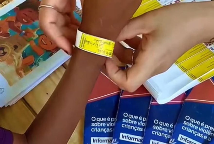 governo-do-rj-distribui-pulseiras-de-identificacao-para-prevenir-desaparecimento-de-menores-no-fim-do-ano governo-do-rj-distribui-pulseiras-de-identificacao-para-prevenir-desaparecimento-de-menores-no-fim-do-ano