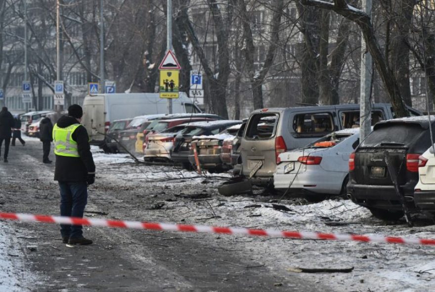 UKRAINE-RUSSIA-CONFLICT-WAR Residents survey damaged cars at the site where Russian drone debris fell during a large-scale Russian aerial attack in Kyiv on January 20, 2026, amid the Russian invasion of Ukraine. (Photo by Genya SAVILOV / AFP)