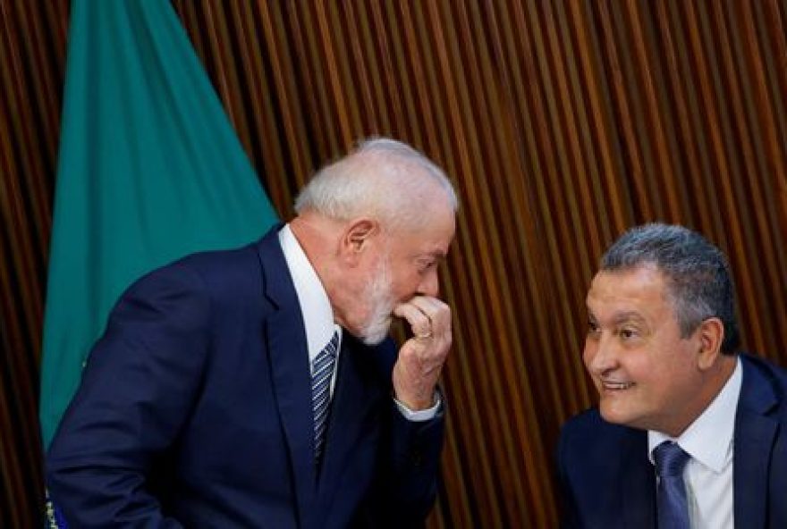 Presidente Luiz Inácio Lula da Silva conversa com o ministro da Casa Civil, Rui Costa, durante reunião ministerial no Palácio do Planalto, em Brasília
20/12/2023
REUTERS/Adriano Machado