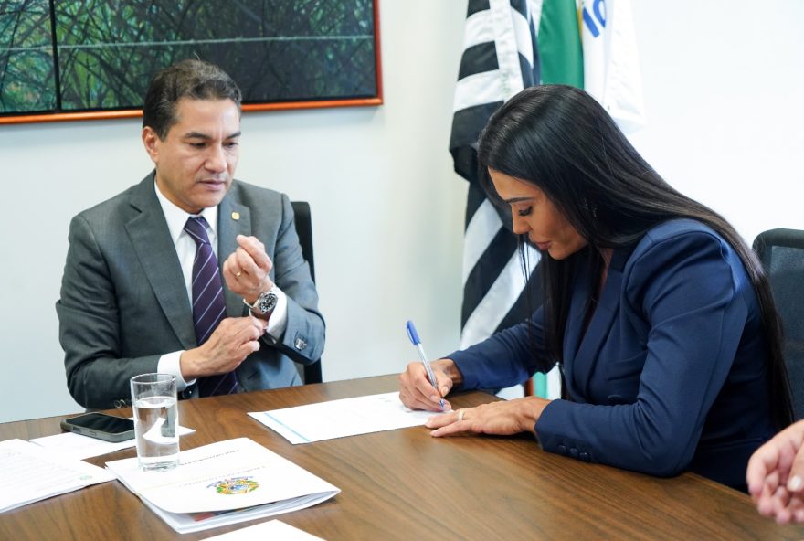 gracyanne-barbosa-surpreende-hugo-motta-ao-se-filiar-ao-republicanos gracyanne-barbosa-surpreende-hugo-motta-ao-se-filiar-ao-republicanos