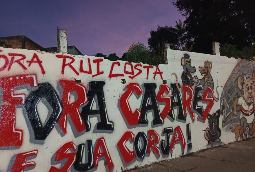 grafite-pedindo-saida-de-julio-casares-do-sao-paulo3A-torcedor-se-manifesta-proximo-ao-morumbi grafite-pedindo-saida-de-julio-casares-do-sao-paulo3A-torcedor-se-manifesta-proximo-ao-morumbi