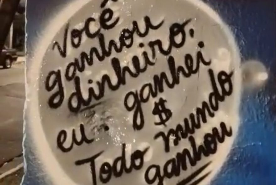 grafiteiro-ironiza-escandalo-do-camarote-no-morumbi-em-protesto-artistico grafiteiro-ironiza-escandalo-do-camarote-no-morumbi-em-protesto-artistico