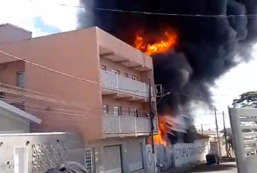 grande-incendio-atinge-deposito-de-combustiveis-em-alfenas2C-mg3A-moradores-em-alerta