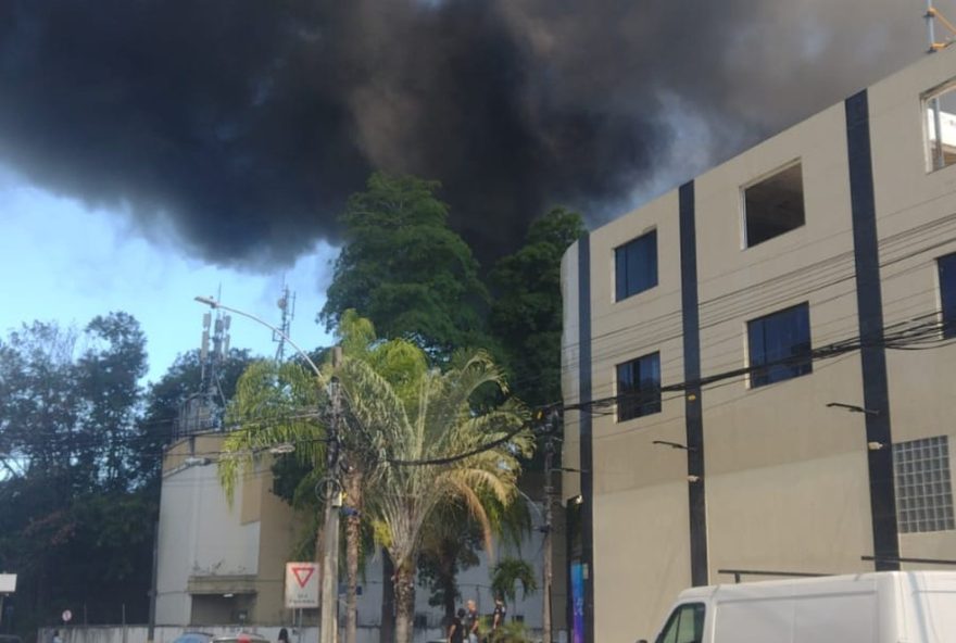 grande-incendio-atinge-imovel-comercial-na-barra-da-tijuca2C-rio-de-janeiro3A-atualizacoes-em-tempo-real grande-incendio-atinge-imovel-comercial-na-barra-da-tijuca2C-rio-de-janeiro3A-atualizacoes-em-tempo-real