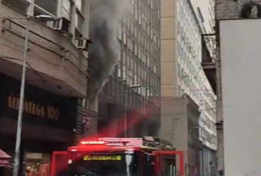 grande-incendio-atinge-restaurante-na-rua-da-alfandega2C-no-centro-do-rio grande-incendio-atinge-restaurante-na-rua-da-alfandega2C-no-centro-do-rio
