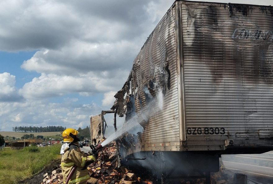 grande-incendio-em-carreta-de-cafe-na-fernao-dias-gera-caos-e-congestionamento