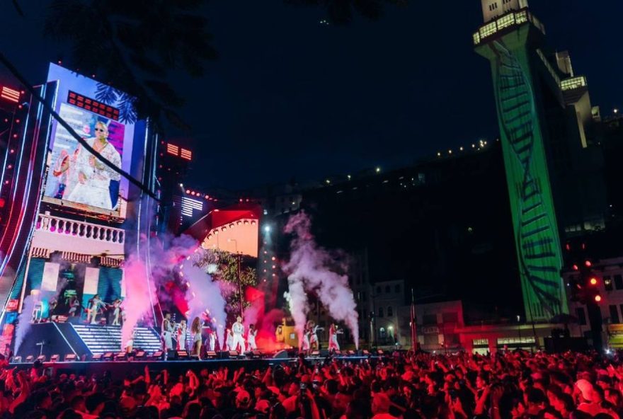 gravacao-do-show-de-20-anos-de-carreira-de-leo-santana-em-salvador3A-familia2C-fas-e-revelacao-do-sexo-do-bebe