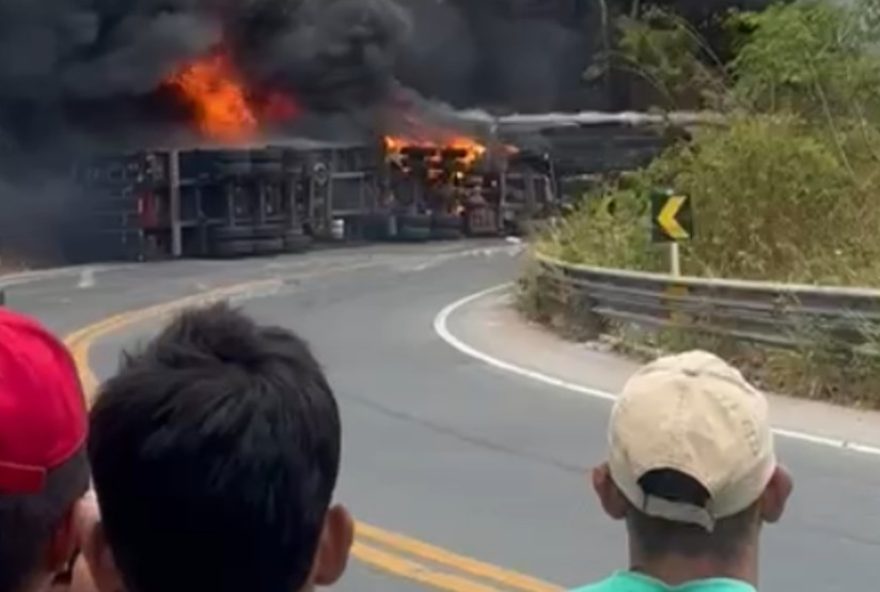 grave-acidente-com-caminhoes-em-chamas-interdita-br-222-em-tiangua2C-ce3A-sem-mortos-ou-feridos-confirmados.-aguardando-atualizacoes grave-acidente-com-caminhoes-em-chamas-interdita-br-222-em-tiangua2C-ce3A-sem-mortos-ou-feridos-confirmados.-aguardando-atualizacoes