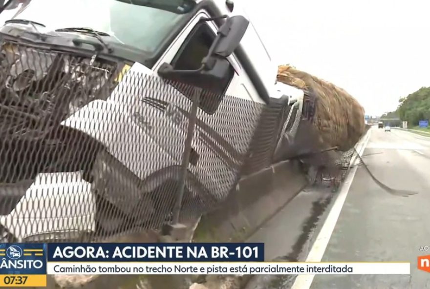 grave-acidente-com-carga-de-melancias-choca-moradores-de-garuva2C-sc3A-motorista-de-carreta-desgovernada-cochila-ao-volante