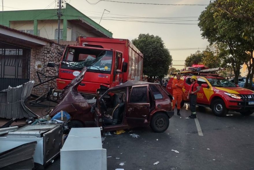 grave-acidente-deixa-uma-pessoa-morta-e-seis-feridas-em-aparecida-de-goiania3A-imagens-chocantes-registram-o-momento-da-batida