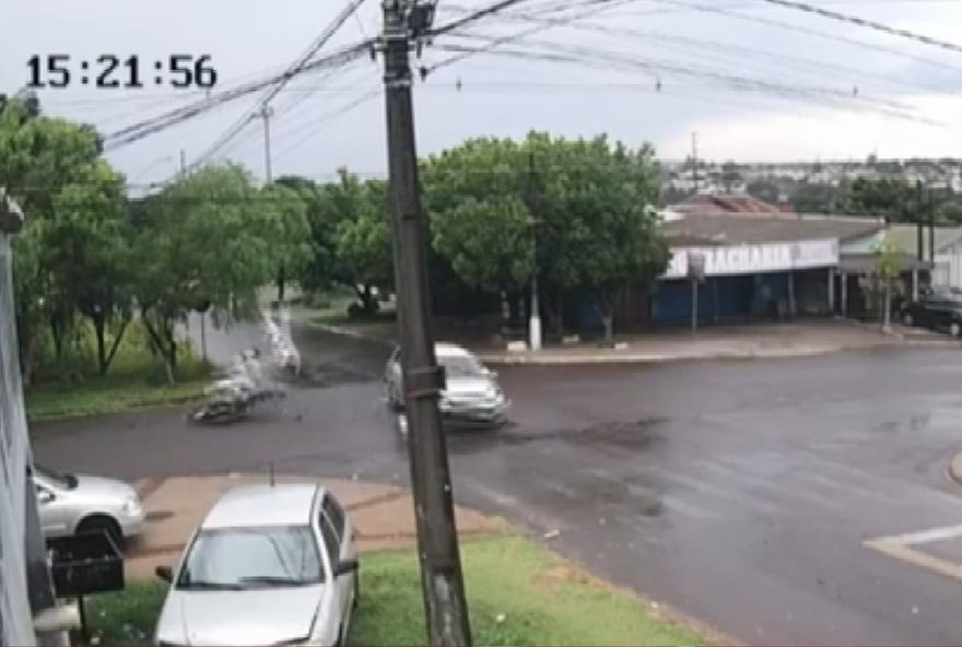 grave-acidente-em-cascavel3A-jovem-de-17-anos-e-arremessada3B-motorista-foge-do-local grave-acidente-em-cascavel3A-jovem-de-17-anos-e-arremessada3B-motorista-foge-do-local