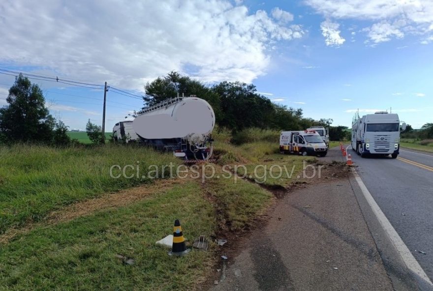 grave-acidente-em-taquarivai3A-motorista-morre-e-outro-fica-ferido-em-colisao-de-duas-carretas-na-sp-258
