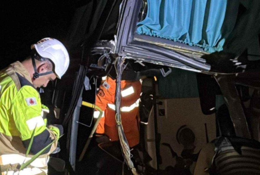 grave-acidente-entre-carreta-e-onibus-deixa-1-morto-e-17-feridos-em-mg grave-acidente-entre-carreta-e-onibus-deixa-1-morto-e-17-feridos-em-mg