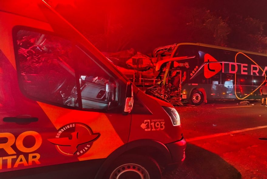 grave-acidente-entre-onibus-e-carreta-deixa-18-feridos-na-br-153 grave-acidente-entre-onibus-e-carreta-deixa-18-feridos-na-br-153