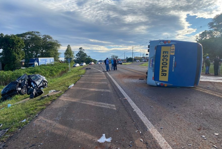 grave-acidente-entre-van-escolar-e-carro-deixa-idoso-morto-e-feridos-no-parana