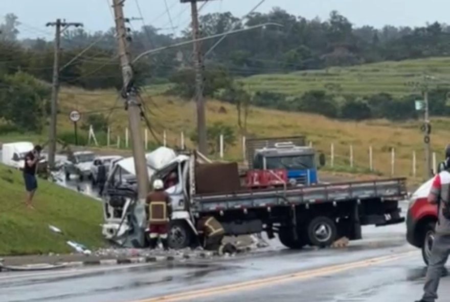 grave-acidente-interdita-acesso-da-rodovia-presidente-dutra-para-pindamonhangaba