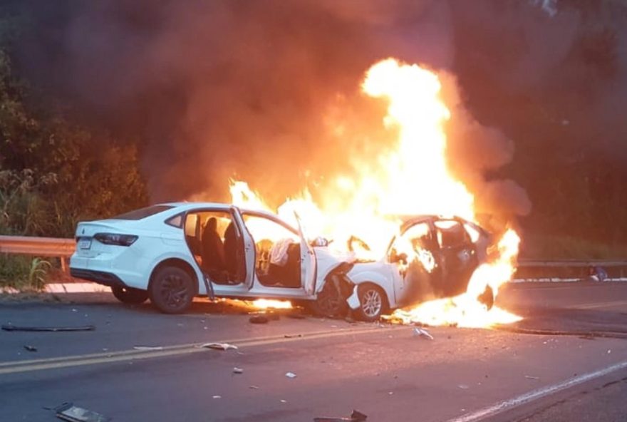 grave-acidente-na-br-2873A-carros-pegam-fogo-e-deixam-4-vitimas-no-rs