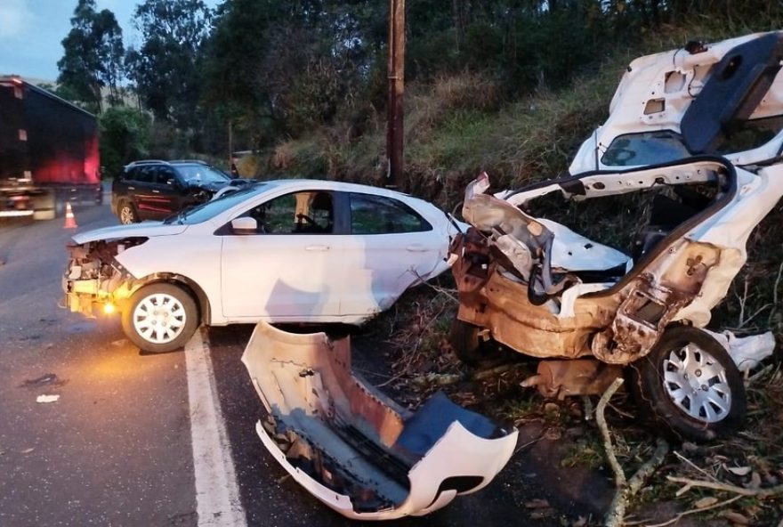 grave-acidente-na-br-376-no-parana3A-carro-se-parte-ao-meio-em-colisao-fatal