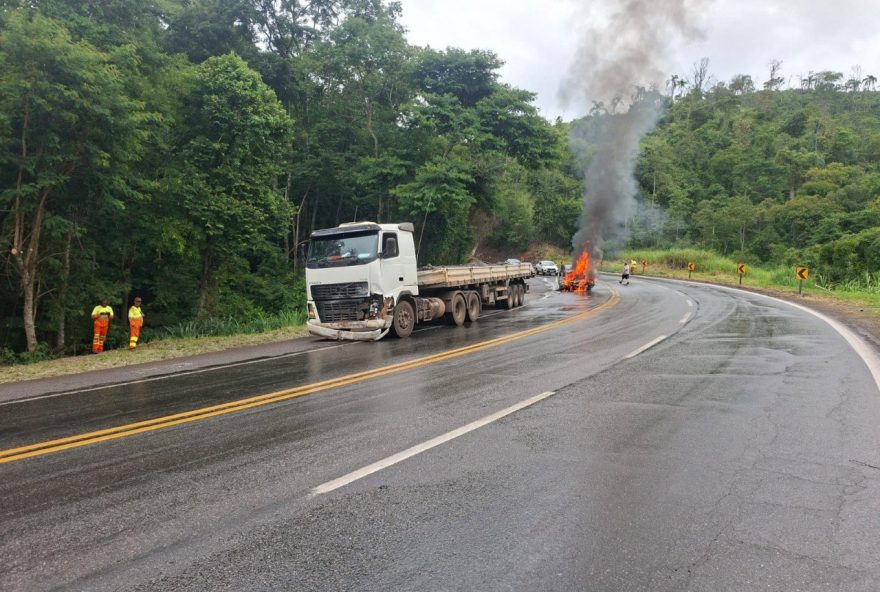 grave-acidente-na-br-3813A-carro-bate-em-caminhao2C-pega-fogo-e-resulta-em-duas-mortes