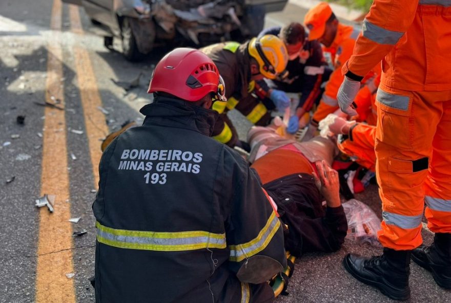 grave-acidente-na-br-494-deixa-motorista-e-passageiro-feridos-em-oliveira