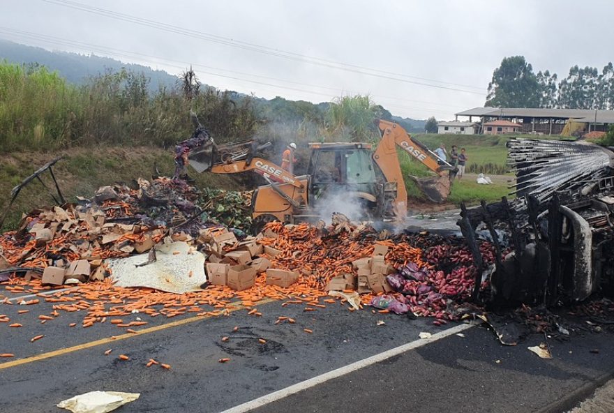 grave-acidente-no-pr3A-motorista-investigado-por-homicidio-apos-colisao-com-caminhao.-caminhao-tomba-e-pega-fogo2C-duas-vitimas-fatais