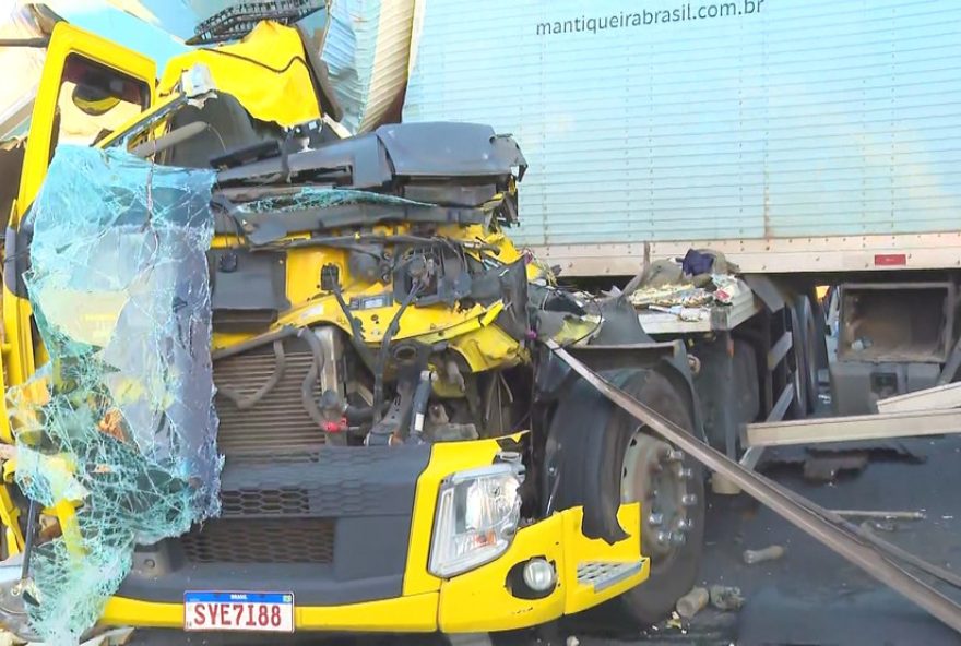 grave-acidente3A-cinco-carretas-batem-na-rodovia-presidente-dutra