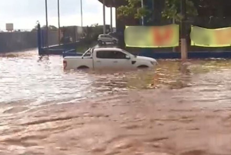 gravida-e-familia-sao-resgatadas-de-alagamento-por-policiais3B-video-emocionante gravida-e-familia-sao-resgatadas-de-alagamento-por-policiais3B-video-emocionante