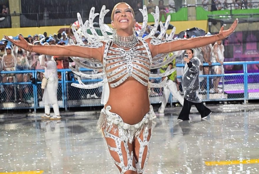 gravida2C-lorena-improta-brilha-no-ensaio-da-unidos-do-viradouro-sob-chuva