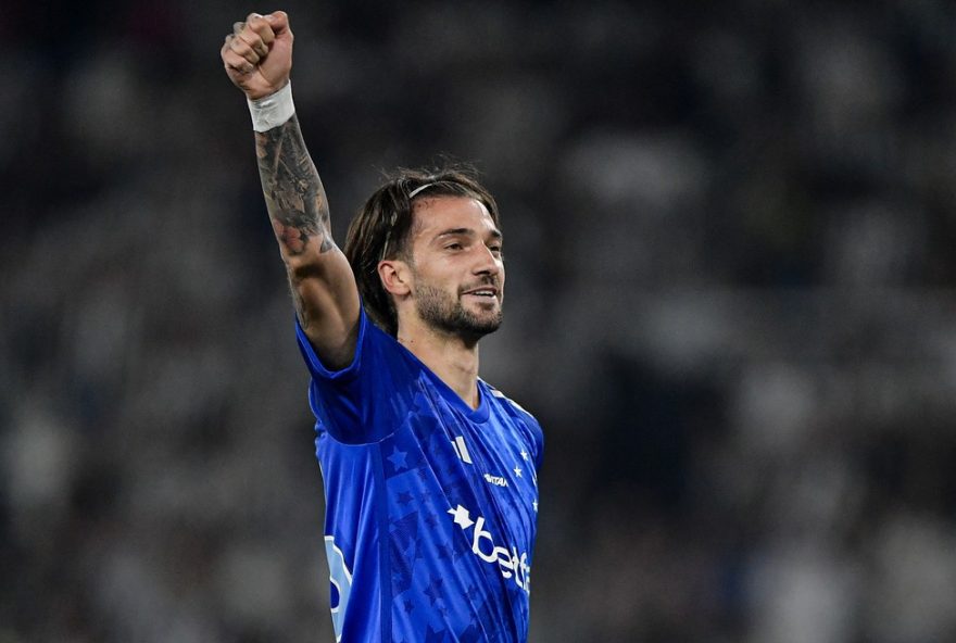 RJ - RIO DE JANEIRO - 27/07/2024 - BRASILEIRO A 2024, BOTAFOGO X CRUZEIRO - Lautaro Diaz jogador do Cruzeiro comemora seu gol durante partida contra o Botafogo no estadio Engenhao pelo campeonato Brasileiro A 2024. Foto: Thiago Ribeiro/AGIF