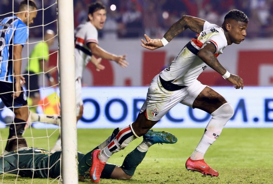 gremio-e-empurrado-para-a-zona-de-rebaixamento-do-brasileirao-apos-penalti-polemico