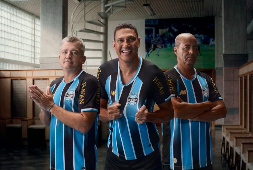 gremio-lanca-nova-camisa-com-mangas-pretas-e-letras-em-dourado