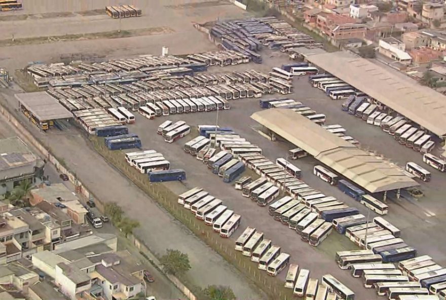 greve-de-motoristas-da-paranapuan-e-palmares-afeta-transporte-urbano-no-rio-de3A-30-linhas-de-onibus-paralisadas