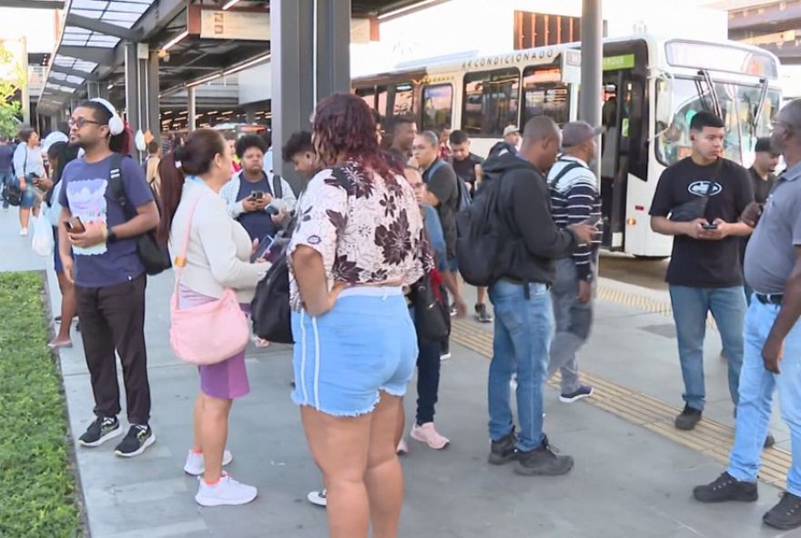 greve-de-motoristas-de-onibus-afeta-mais-de-25-linhas-na-zona-norte-do-rio-de-janeiro3A-atraso-salarial-e-falta-de-beneficios-em-destaque