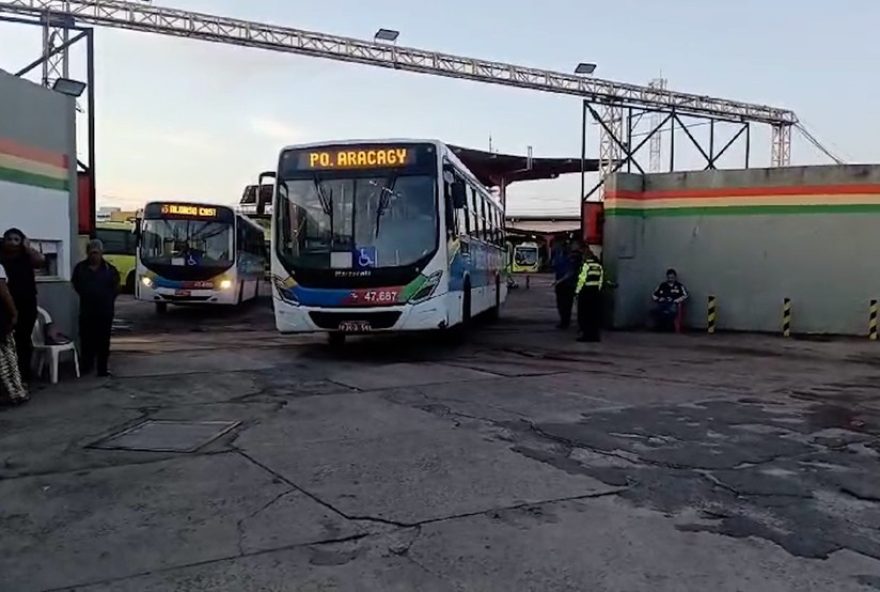 greve-de-rodoviarios3A-onibus-semiurbanos-voltam2C-negociacoes-continuam